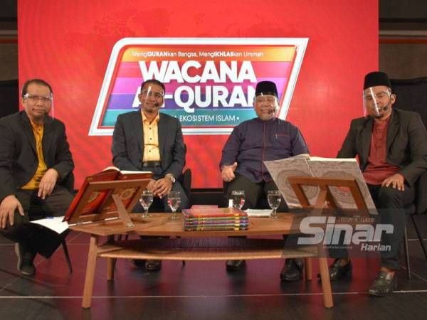 Dari kiri: Fazrul, Shamsuddin, Roslan dan Husaini pada program Wacana al-Quran Siri ke-96 bertajuk ‘Bayar Hutang Satu Jihad' yang disiarkan secara langsung di Kumpulan Karangkraf pada Isnin.