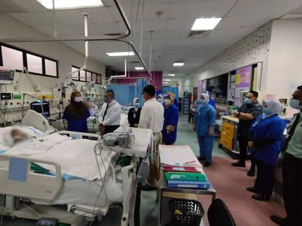 Dr Adham turut menziarahi Raiha Syuhaida yang dirawat di Hospital Kajang. - Foto: Facebook Dr Adham Baba