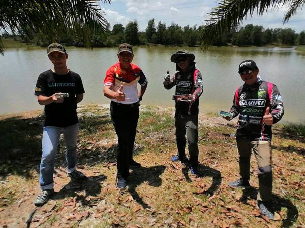 Mohammad Redzuan (dua dari kiri) meraikan pemenang cabaran memancing ikan toman di kampus Unisel Bestari Jaya pada Ahad.