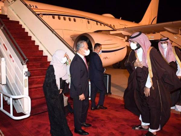 Ketibaan Perdana Menteri dan isteri di Terminal Diraja Lapangan Terbang Antarabangsa Raja Khalid, Riyadh, disambut Putera Mahkota Mohammed bin Salman dan Menteri Luar Malaysia, Datuk Seri Hishammuddin Tun Hussein. - Foto FB Muhyiddin Yassin
