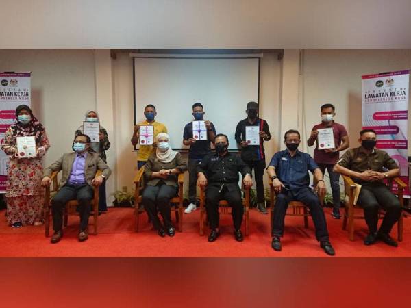 Ahmad (duduk, tiga dari kanan) bersama sebahagian penerima geran selepas merasmikan Kursus Agropreneur Muda Rancangan Perniagaan dan menyampaikan replika cek kepada 26 Agropreneur Muda di Merlimau, Jasin.