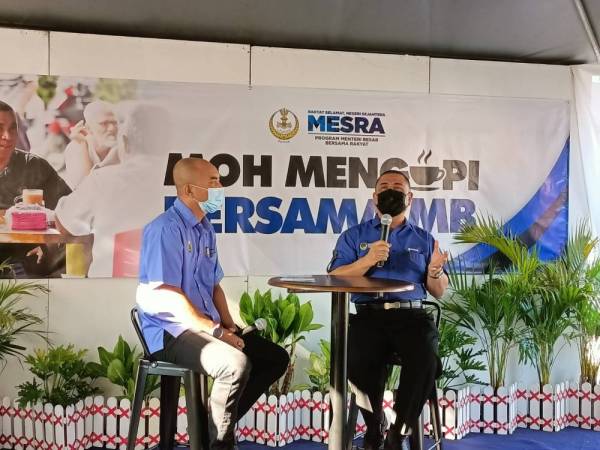 Saarani (kanan) bersama moderator Syamsul Husain sempena program Moh Mengopi di Taman Seri Semarak, Parit Buntar pada Rabu.