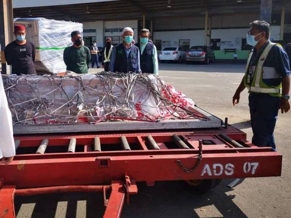 Jenazah Muhammad Khairul tiba di pekarangan MASKargo sebelum dibawa pulang ke kampung halaman di Kampung Icebox, Tawau melalui jalan darat.