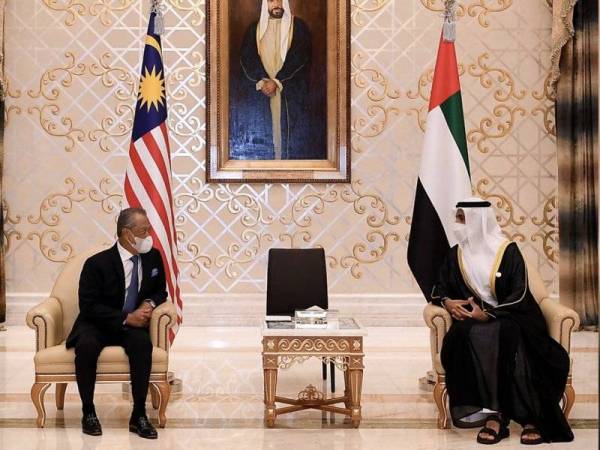 Muhyiddin (kiri) berbincang dengan Menteri Kabinet Emiriah Arab Bersatu (UAE) Sheikh Shakhbout pada Rabu.
