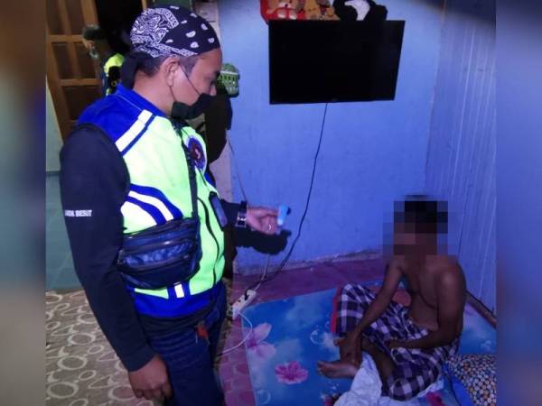Lelaki berusia 29 tahun yang ditahan di kediamannya sedang disoal siasat anggota AADK daerah Besut yang menyertai operasi terbabit. - Foto Ihsan AADK Daerah Besut