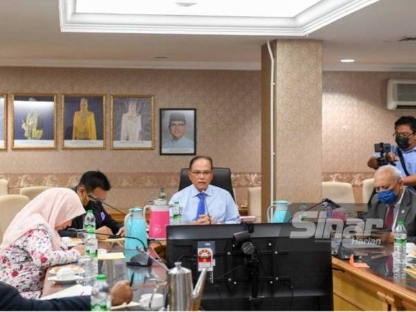 Wan Rosdy (tengah) ketika berucap pada majlis penyampaian replika cek Program Bantuan Awal Pendidikan 2021 di Wisma Sri Pahang pada Rabu.