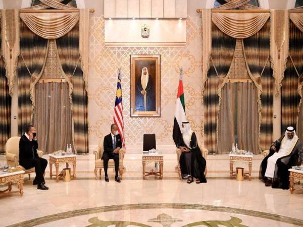 Perdana Menteri,Tan Sri Muhyiddin Yassin (dua, kiri) berbincang dengan Menteri Kabinet Emiriah Arab Bersatu (UAE), Sheikh Shakhbout (dua dari kanan) pada Rabu. - Foto Bernama