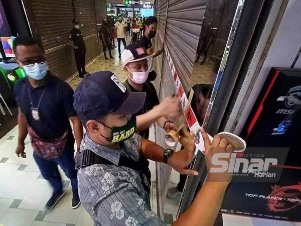 Penutupan premis ke atas sebuah premis dalam Plaza Low Yat pada Rabu.