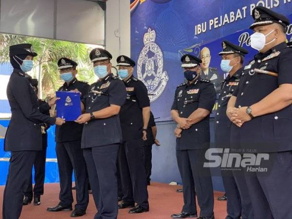 Shafien menyampaikan sijil penghargaan sempena Perhimpunan Bulanan IPK di Dewan Datuk Dr Ab Rahman, Kota Bharu pada Khamis.