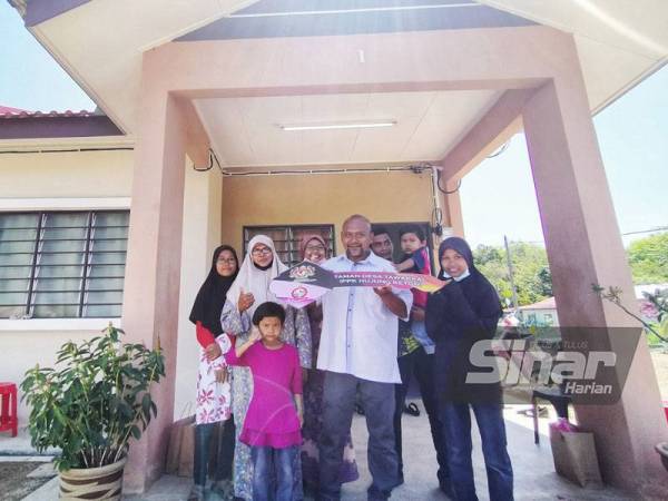 Muhamad Faris sekeluarga gembira dapat mendiami rumah sendiri selepas 16 tahun menyewa.