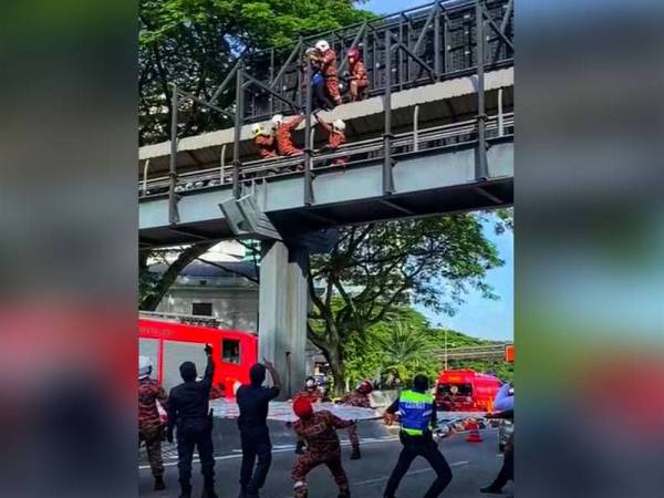 Pasukan bomba dibantu pihak polis memegang jaring di bahagian bawah jejantas dan berjaya menyelamatkan wanita yang cuba membunuh diri di jejantas stesen monorail Jalan Maharajalela, Kuala Lumpur pada Khamis.
