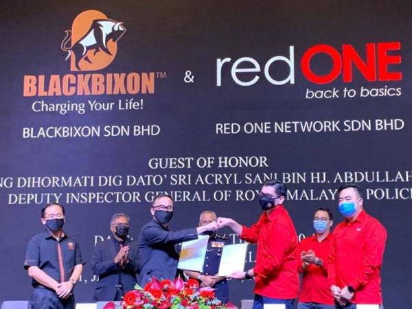 Khoo Chee Kong (depan, dua dari kiri) bersama Farid Yunus (depan, dua dari kanan) menunjukkan perjanjian yang ditandatangani antara BlackBixon dan redONE pada Rabu.