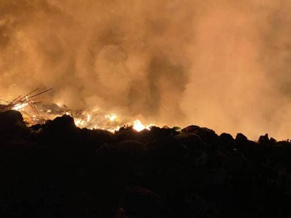 Kebakaran di tapak pelupusan sampah di Sungai Mekong, Jeli sejak Rabu mengakibatkan beberapa kampung berdekatan terkesan dengan asap tebal. - Foto Ihsan Bomba Jeli