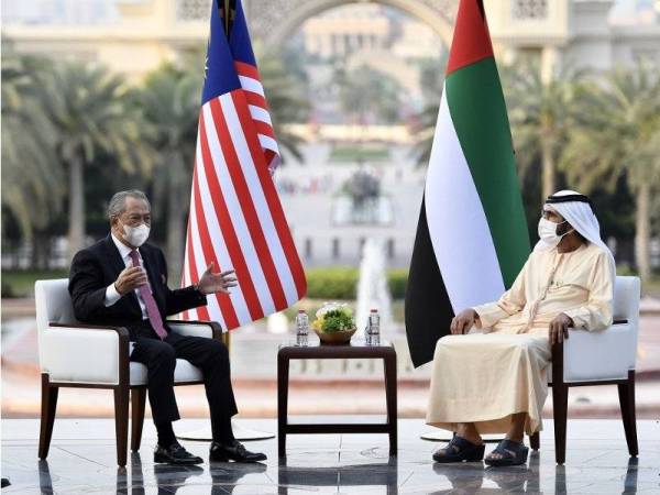 Muhyiddin (kiri) mengadakan pertemuan dengan Naib Presiden dan Perdana Menteri Emiriah Arab Bersatu (UAE) yang juga pemerintah Dubai, Sheikh Mohammed bin Rashid Al Maktoum di Istana Zabeel pada Rabu. - Foto Bernama