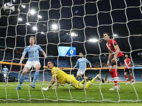 Kevin De Bruyne menjaringkan gol sulung City.