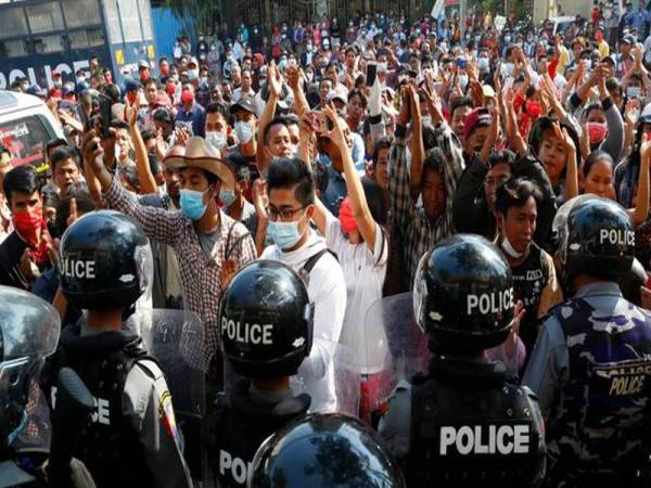Tunjuk perasaan dilakukan di Myanmar bagi membantah rampasan kuasa tentera Myanmar baru-baru ini. - Foto AP