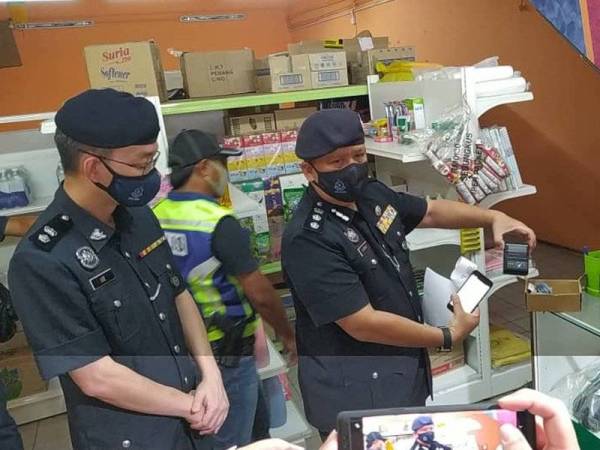 A Asmadi menunjukkan antara peralatan yang digunakan bagi tujuan perjudian ketika serbuan di sebuah premis di Jalan Kuala Kangsar, Ipoh pada Khamis.