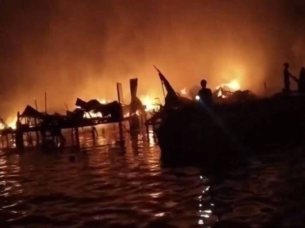 Lebih 200 orang kehilangan tempat tinggal selepas 73 buah rumah di atas air musnah dalam kebakaran di Kampung Lok Urai, Pulau Gaya di sini Khamis malam.