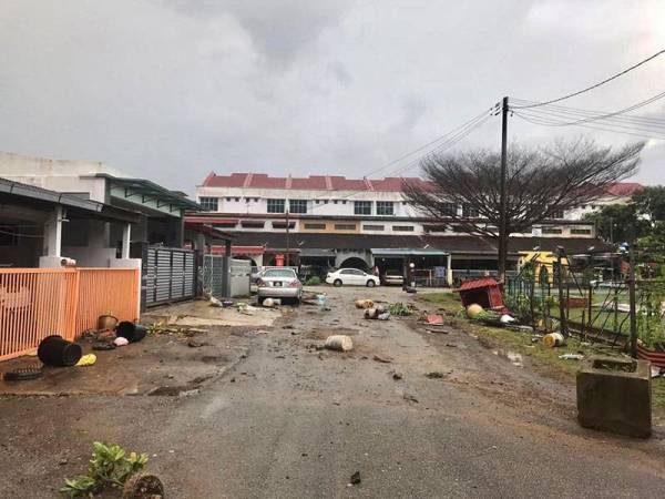 Kesan kerosakan yang berlaku selepas tangki air runtuh di Taman Bukit Mentok, Kampung Pengkalan Pandan, Chukai, Kemaman pagi Jumaat.