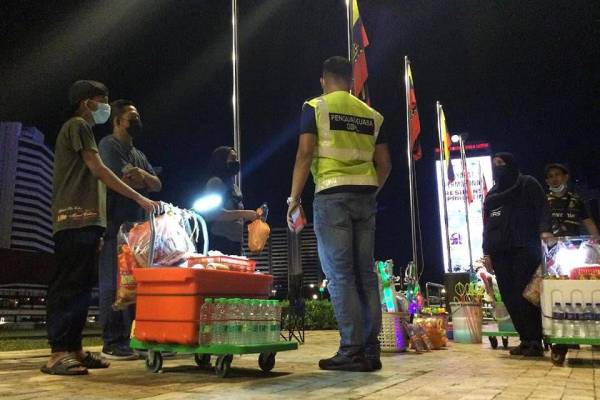 Antara penjaja yang dikenakan tindakan ketika Operasi Pemantauan Penjaja dan Pematuhan SOP di Dataran Merdeka pada malam Khamis.