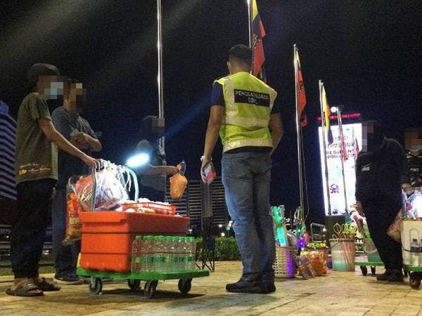 Antara penjaja yang dikenakan tindakan ketika Operasi Pemantauan Penjaja dan Pematuhan SOP di Dataran Merdeka pada malam Khamis.