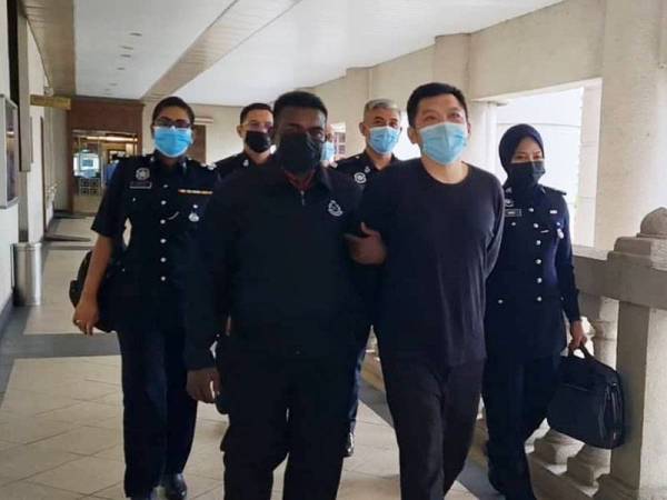 Tan Chee Keong, 44, dibawa ke Mahkamah Majistret Kuala Lumpur hari ini atas tuduhan menipu empat individu berhubung satu pelaburan, tahun lalu.