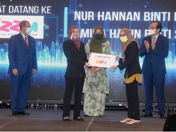 Noraini (tengah) menyaksikan penyerahan surat pelantikan oleh wakil Kizzu Kids Therapy Centre (dua, kanan) kepada penuntut Ijazah Sains Pembangunan Manusia Universiti Putra Malaysia, Nur Hannan Lokman (dua, kiri) pada Majlis Penyerahan Surat Penempatan Perantisan Program Kebolehpasaran Graduan Industri 4.0 KPT-MTDC 2020/2021 di Bandar Baru Bangi, hari ini. - Foto Bernama