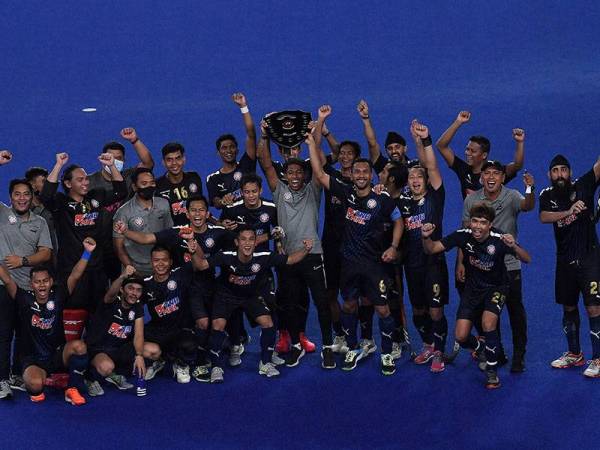 Pemain UniKL menjulang Piala Sumbangsih selepas menewaskan TNB dengan keputusan 4-3 menerusi pukulan penalti 'shootout' selepas kedua-dua pasukan terikat pada 0-0 sehingga tamat perlawanan
pada perlawanan Piala Sumbangsih TNB Liga Hoki Kebangsaan 2021 di Stadium Hoki Bukit Jalil malam ini.