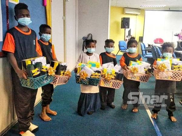 Enam murid dari suku Bateq SK LKTP Kechau 1 menerima bantuan persekolahan di Pusat Khidmat Ahli Parlimen Lipis pada Jumaat.