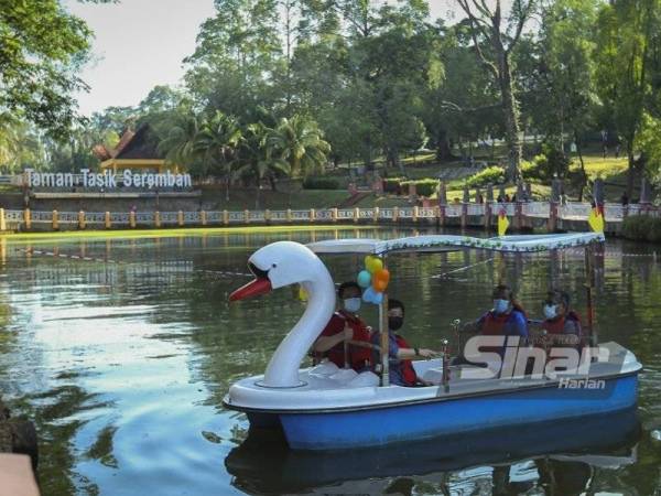 Aminuddin (dua dari kanan) mencuba bot basikal di Taman Rekreasi Air Seremban dengan Zazali (kanan) dan Exco Kerajaan Negeri Sembilan.