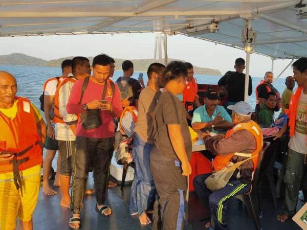 Seramai 30 kru yang berada di dalam bot yang hampir karam tersebut berjaya diselamatkan oleh nelayan lain dan Maritim Malaysia. - Foto Maritim Malaysia