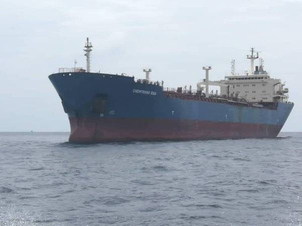 Sebuah kapal tangki tanpa muatan dikesan berlabuh tanpa kebenaran di kedudukan 30.2 batu nautika tenggara Pulau Jarak. - Foto ihsan Maritim Perak