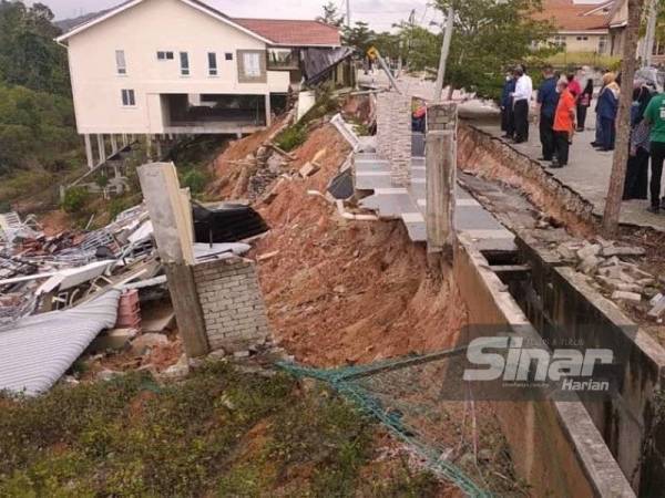 Adnan meninjau dua buah rumah yang terlibat dalam kejadian tanah runtuh di Taman Gambang Damai pada Sabtu.