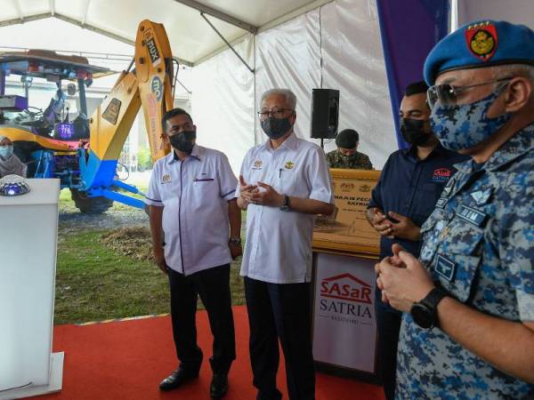 Ismail Sabri Yaakob pada Majlis Pecah Tanah Program Satu Anggota Satu Rumah (SASaR) di Kem Transmitter hari ini. - Foto Bernama