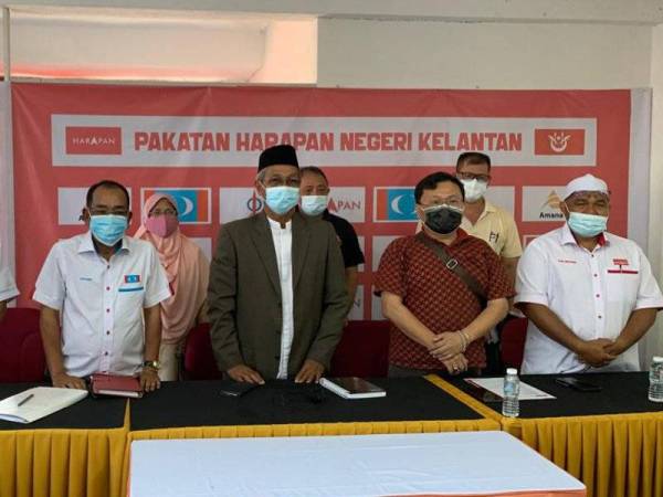 Barisan kepimpinan Pakatan Harapan Kelantan diketuai oleh Muhammad (tiga, kanan) mengadakan mesyuarat pertama mereka pada Sabtu.