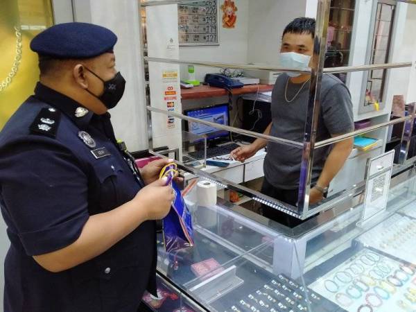 Azhar ketika melakukan pemantauan pematuhan SOP di Kulim Central pada Ahad.