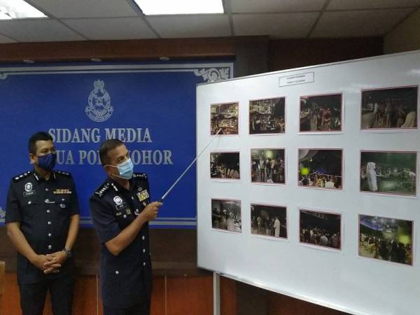Ayob Khan menunjukkan gambar ketika operasi di sebuah pusat hiburan di Muar pada Sabtu.