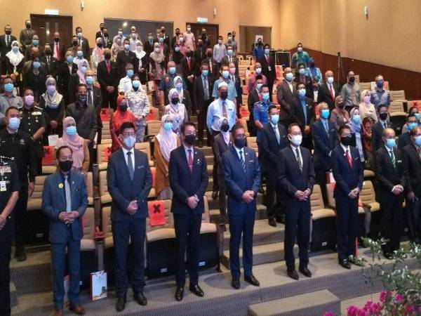 Takiyuddin (tengah, barisan depan) bergambar bersama ketua jabatan pelbagai agensi di Kedah selepas taklimat Program Malaysia Prihatin peringkat Negeri Kedah.