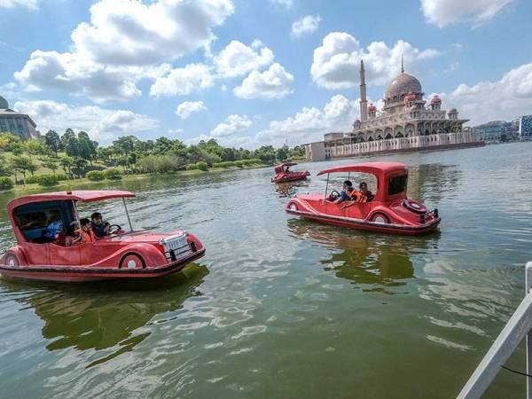 Para pengunjung ketika beriadah bersama keluarga pada hari minggu menaiki Aqua Boat @ Kelab Tasik Putrajaya hari ini di Presint 8.