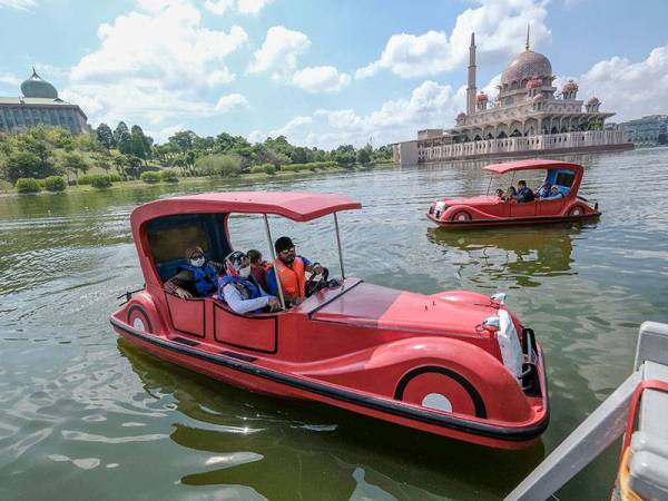 Para pengunjung ketika beriadah bersama keluarga pada hari minggu menaiki Aqua Boat @ Kelab Tasik Putrajaya hari ini di Presint 8.