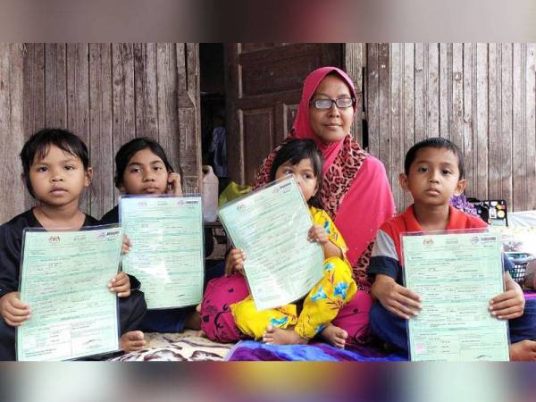 Halimah bersyukur dan gembira apabila keempat-empat anaknya kini memiliki dokumen sijil kelahiran.