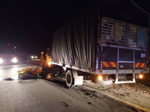 Keadaan kerosakan lori di lokasi (Foto: Ihsan IPD Kemaman)