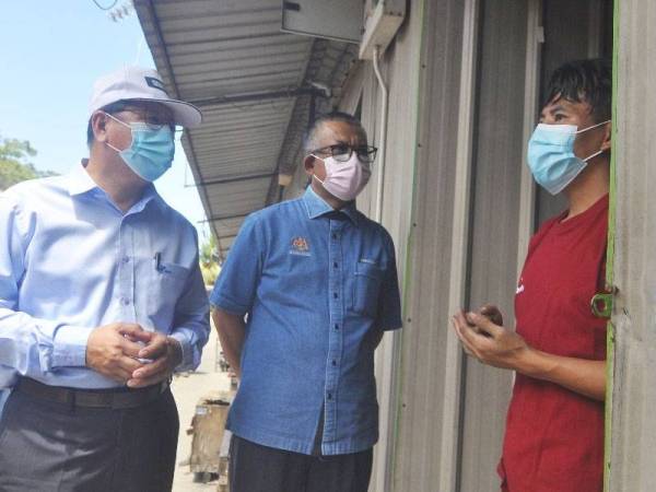 Penguatkuasa JTK menjalankan pemeriksaan di salah sebuah lokasi operasi di sekitar KKIP, Kota Kinabalu.