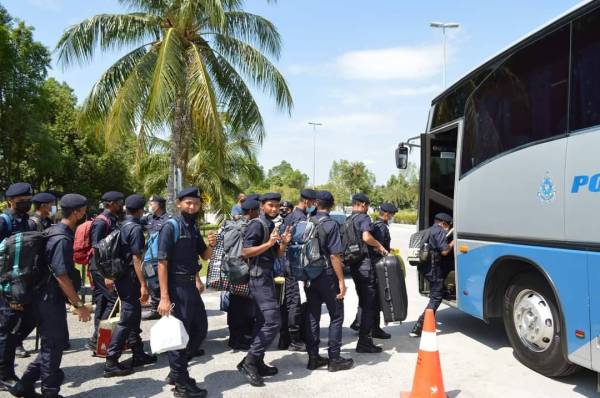 Inisiatif IPD KLIA mengumpulkan 338 anggota yang baru tamat latihan di Pulapol Segamat bagi bertemu dengan ahli keluarga sebelum ditugaskan di Sarawak. Foto: IPD KLIA