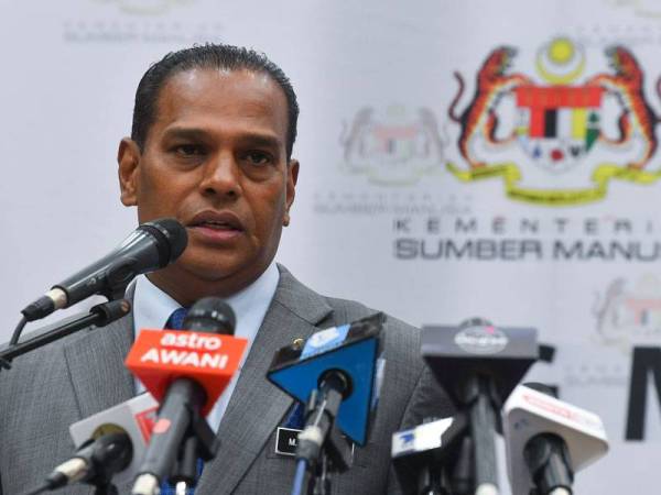 M Saravanan pada sidang media berkenaan pendakwaan kes akta standard minimum perumahan, penginapan dan kemudahan pekerja 1990 (Akta 446) di Kementerian Sumber Manusia pada Isnin. - foto Bernama