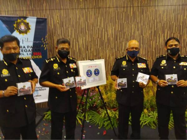 Azmi (dua dari kiri) bersama Shamshun Baharin (dua dari kanan) pada Majlis Pelancaran CPP (Cakera Padat Pencegahan) di Ibu Pejabat SPRM Johor di Tampoi pada Isnin.