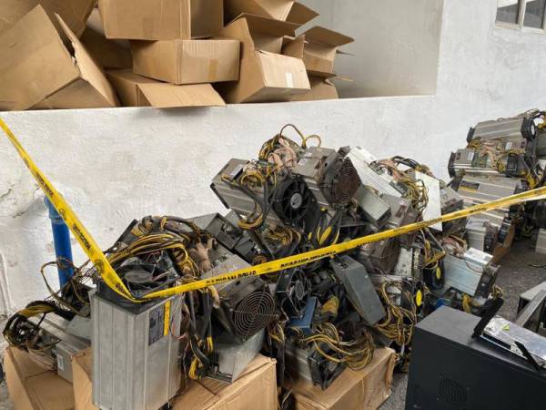 Polis menahan enam lelaki dalam tiga serbuan berasingan pada 9 Mac hingga Ahad di sekitar Gombak, Selangor dipercayai terlibat dengan sindiket bitcoin.