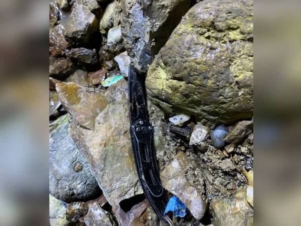 Pisau lipat digunakan untuk menikam mangsa dalam kejadian di sebuah rumah di Kampung Pisang, Lahad Datu.