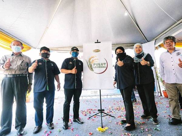 Kiandee (tiga,kiri) bergambar selepas menyempurnakan gimik pelancaran jenama beras pulut iaitu Pulut Legenda.