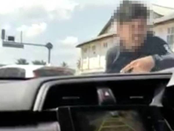 Suspek menyerang dengan melakukan khianat ke atas kenderaan mangsa dalam satu kejadian di Parit Jawa, Muar. - Foto Tangkap layar video viral